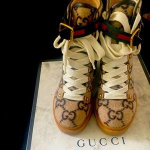 Slightly loved Gucci Boots looking for a loving home 💚💚